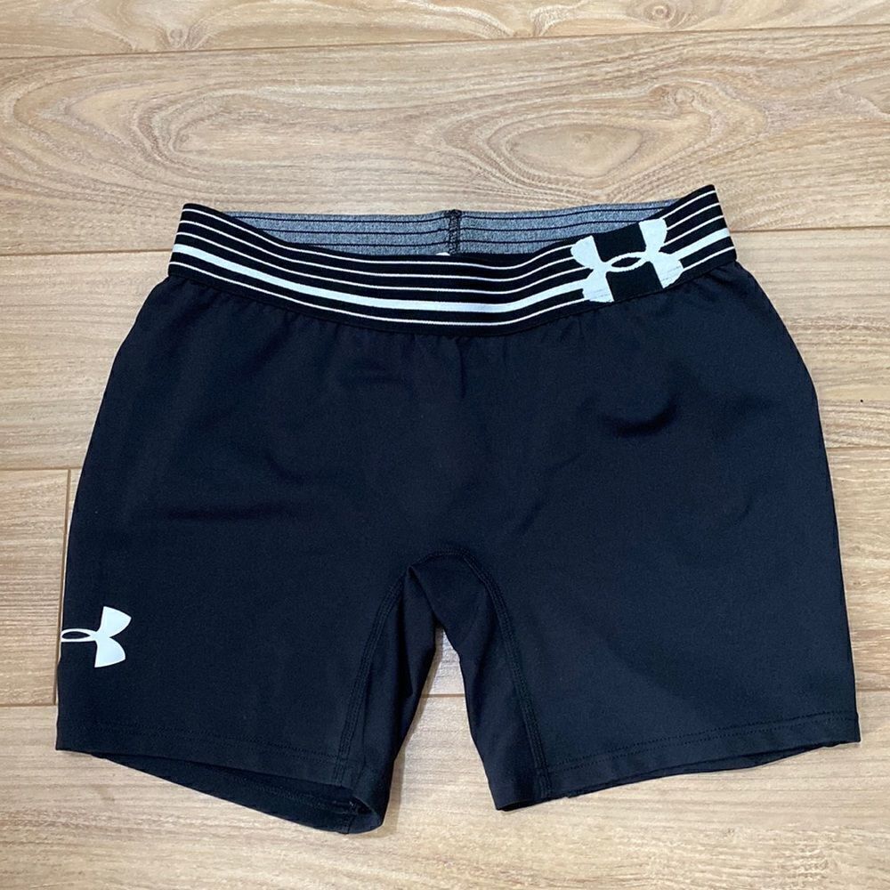 Underarmour youth xl black athletic shorts‎